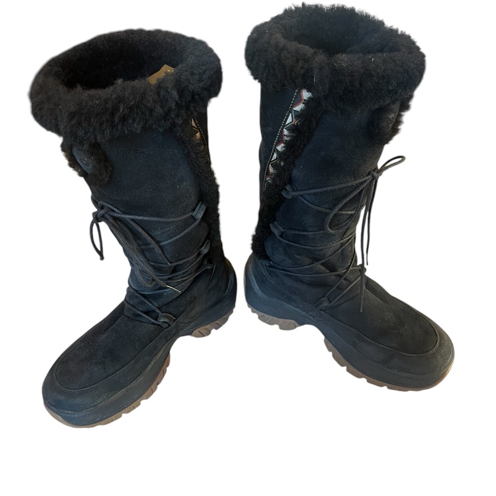Black Winter Boots with Fur Lining and Lace-Up Closure
